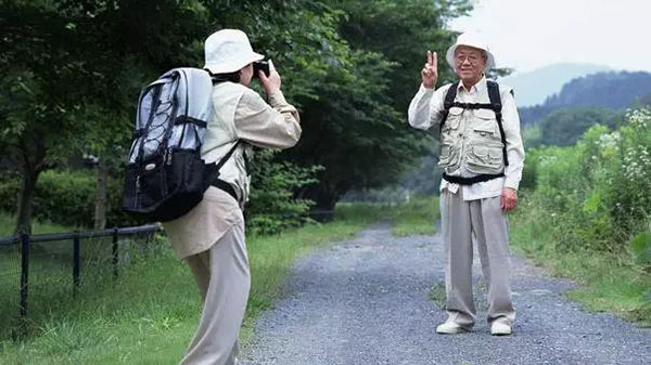 花甲背包客