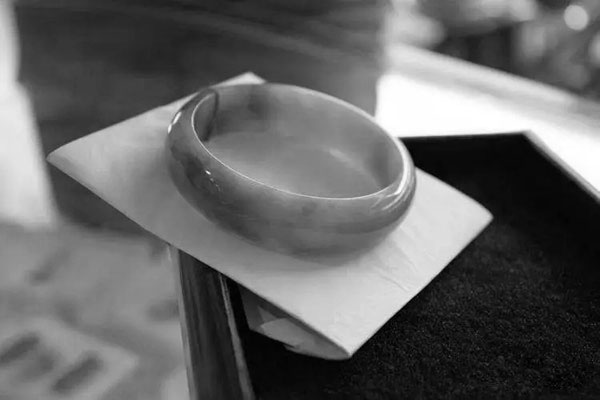 一只玉手镯葬送的后半生-民间故事